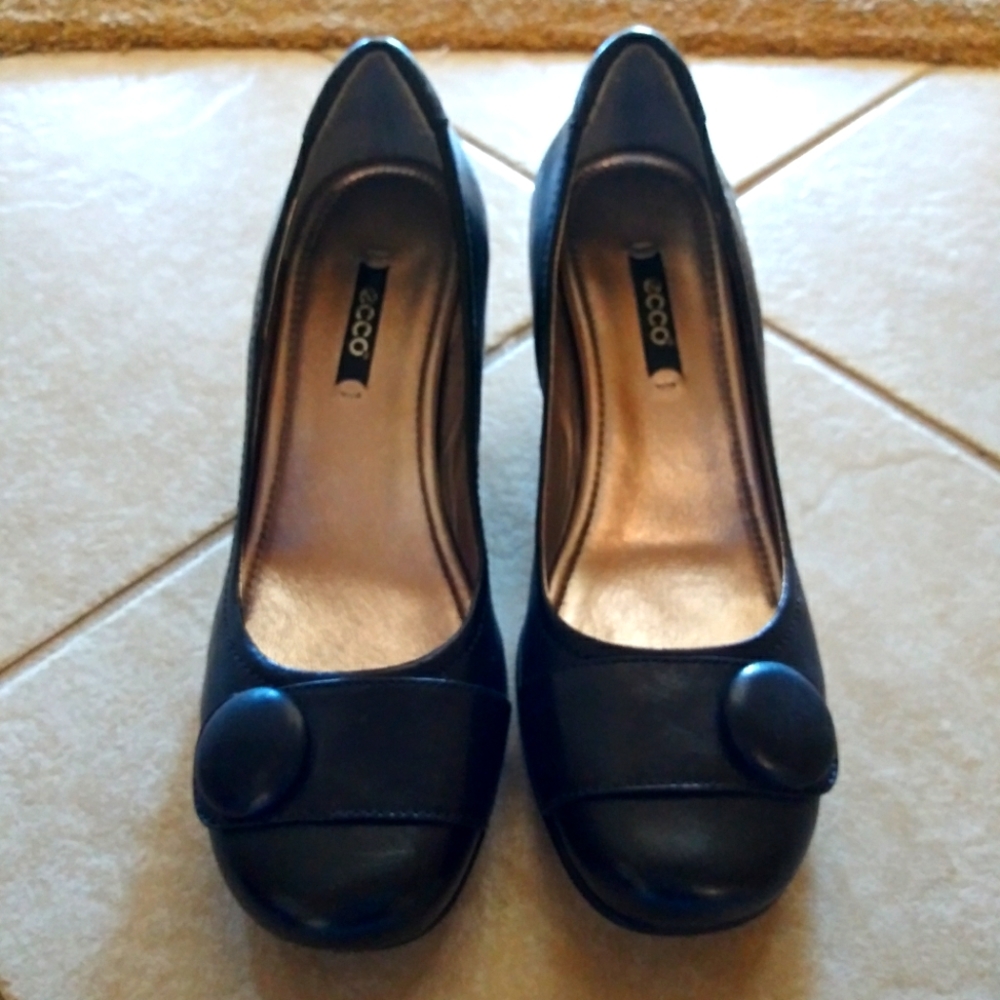 Black Ecco heels